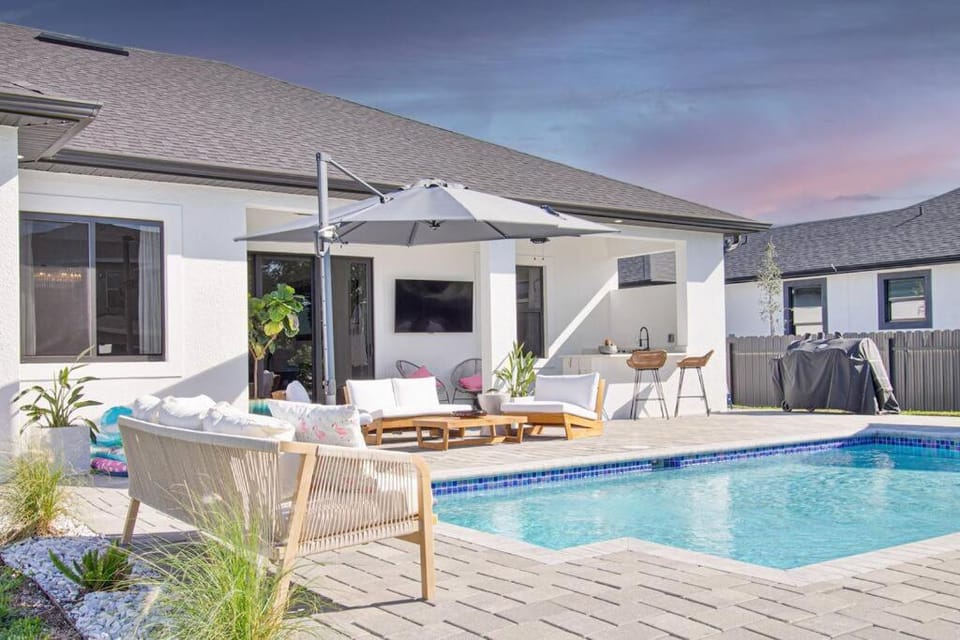 Property building, Patio, Communal lounge/ TV room, Day, Natural landscape, Balcony/Terrace, Evening entertainment, Pool view, Swimming pool, sunbed