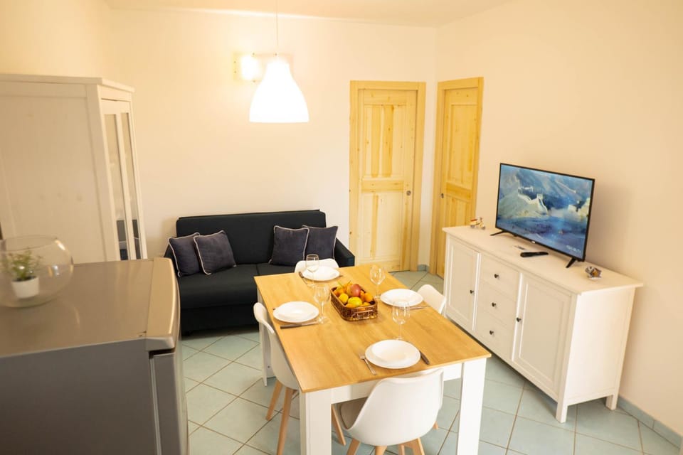 TV and multimedia, Kitchen or kitchenette, Living room, Seating area, Dining area