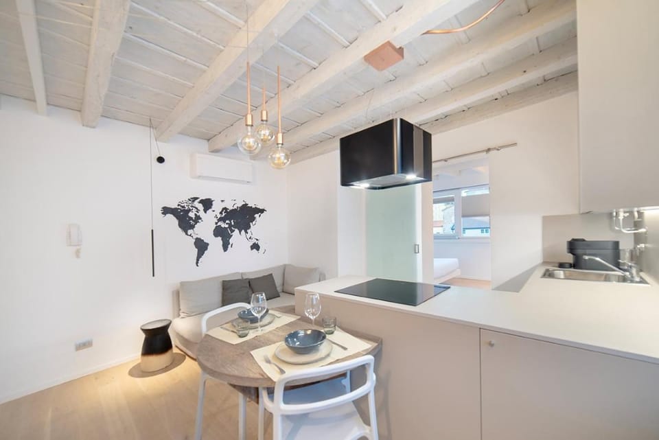 Kitchen or kitchenette, Dining area, stove