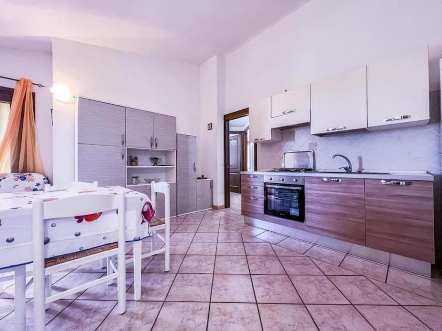 Kitchen or kitchenette, Dining area, oven, stove