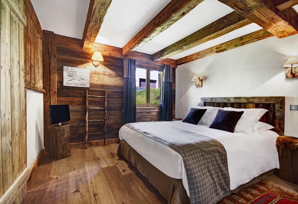 Bed, Living room, Bedroom
