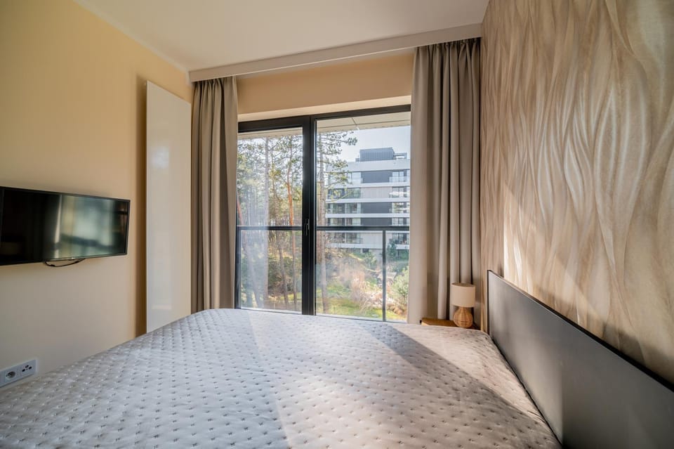 Bed, TV and multimedia, Bedroom