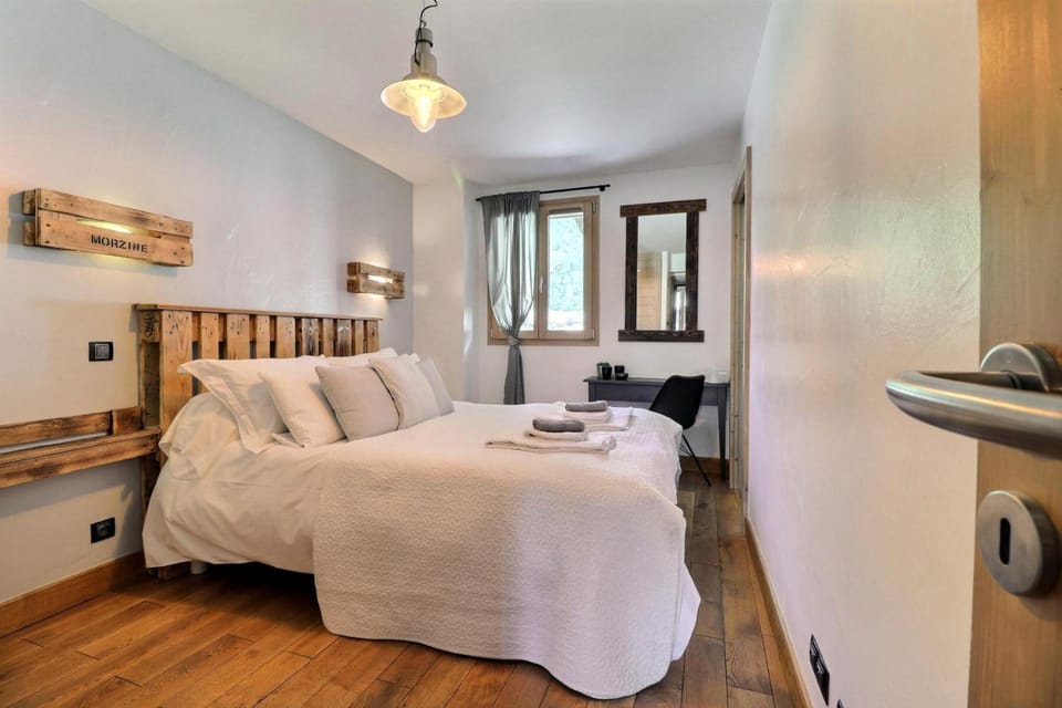 Bed, Living room, furniture