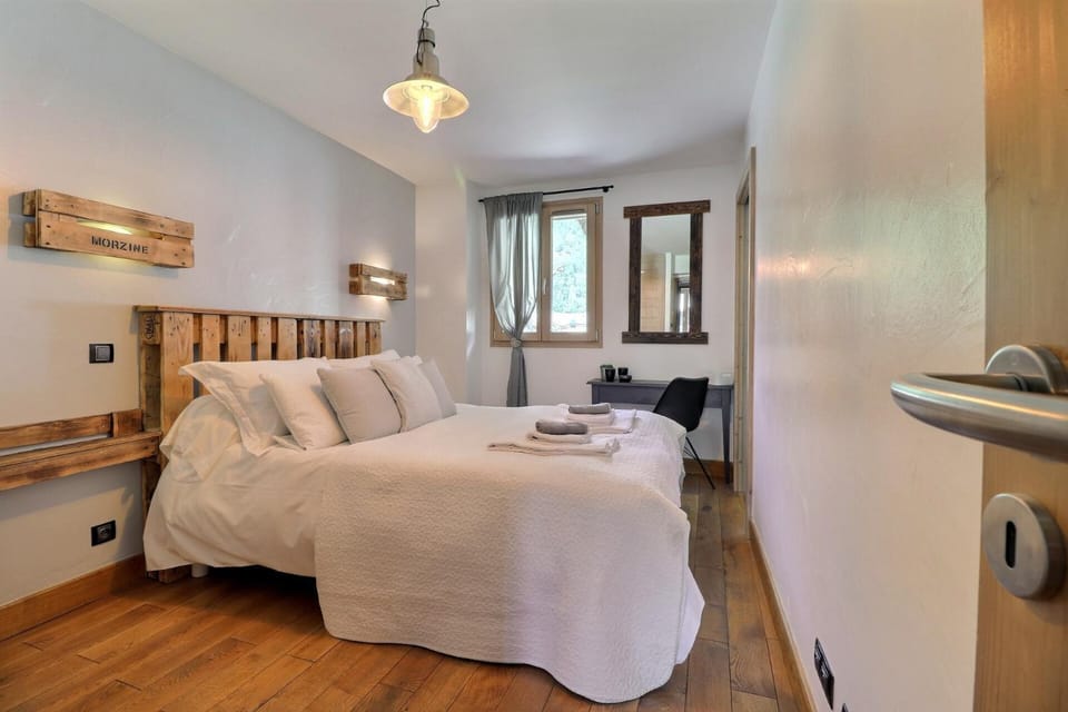 Bed, Living room, furniture