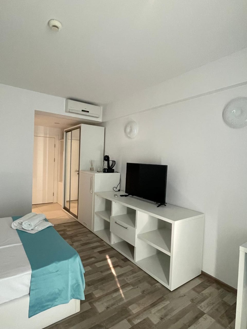 TV and multimedia, Photo of the whole room, wardrobe, air conditioner