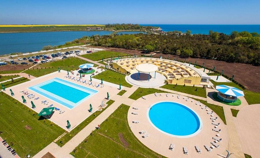 Property building, Nearby landmark, Day, Natural landscape, Bird's eye view, Beach, Pool view, Sea view, Swimming pool, sunbed