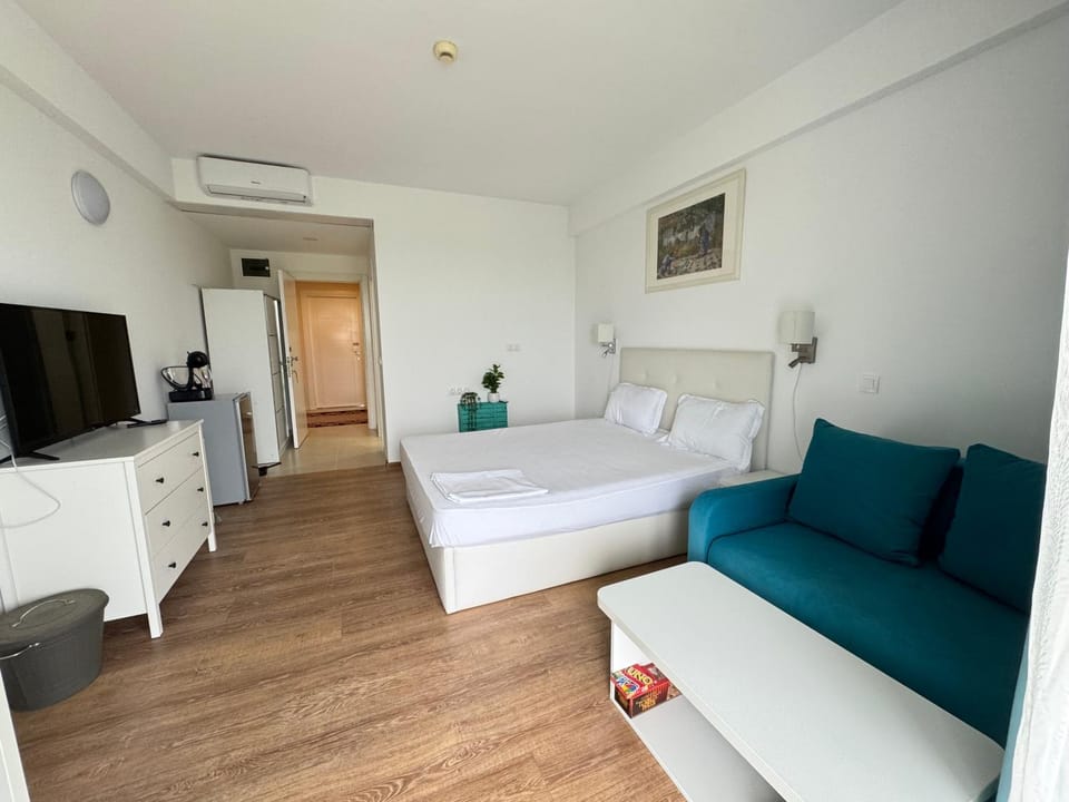 Bed, TV and multimedia, Coffee/tea facilities, Photo of the whole room, Seating area