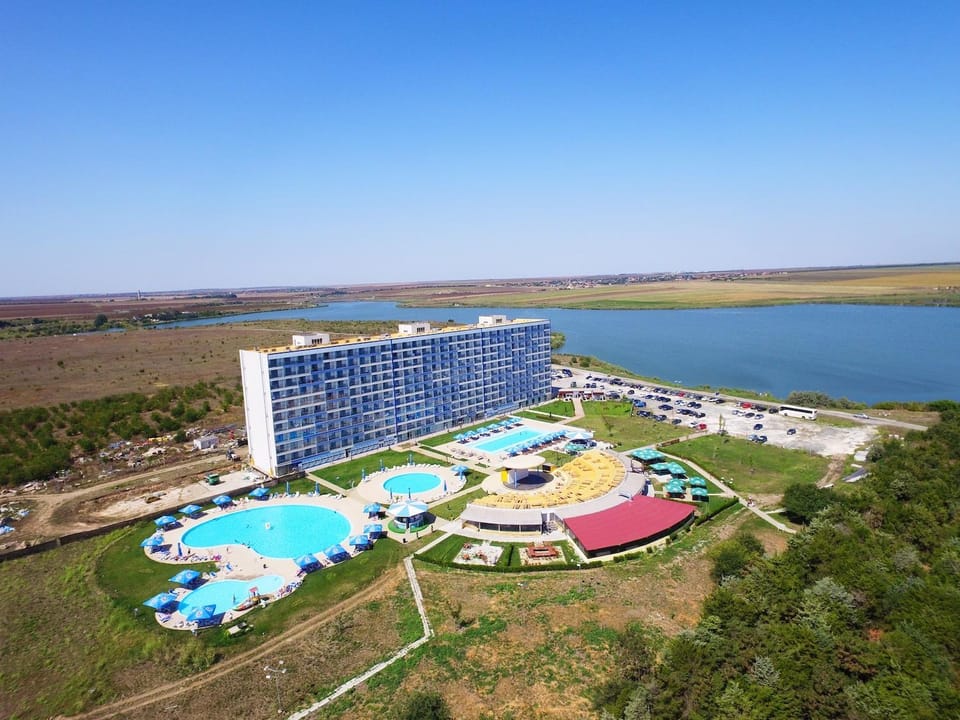 Property building, Bird's eye view, Lake view, Pool view, Swimming pool