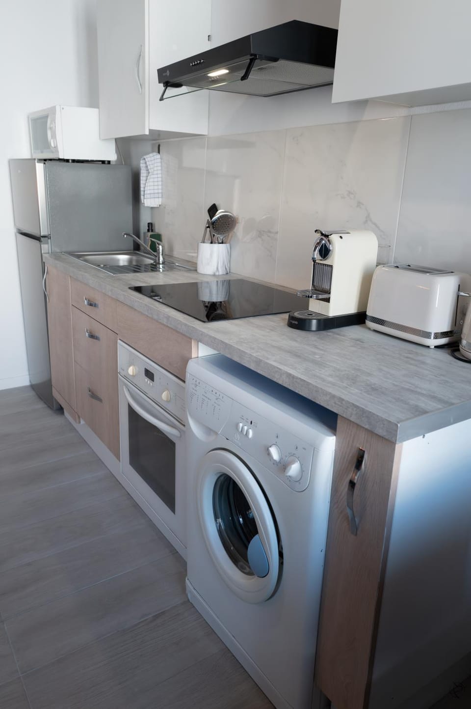 Coffee/tea facilities, oven, stove, toaster, washing machine