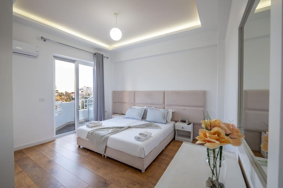 Bed, Living room, Bedroom, towels