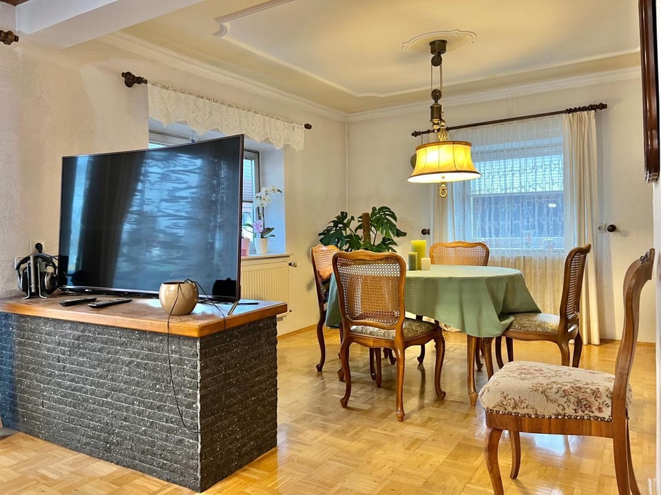 TV and multimedia, Living room, Food