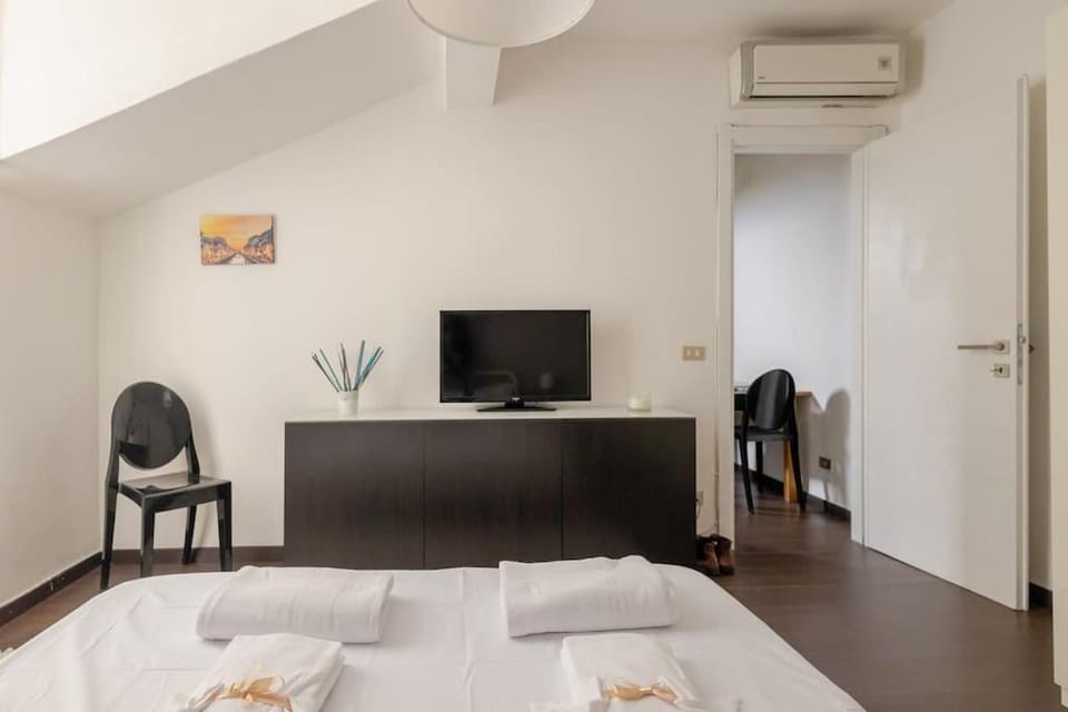 Communal lounge/ TV room, Bed, TV and multimedia, Living room, Photo of the whole room, Seating area, Evening entertainment, Bedroom, hair dresser, towels, air conditioner