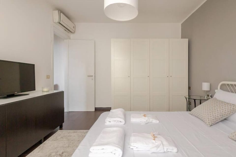 Bed, TV and multimedia, Photo of the whole room, Bedroom, towels, wardrobe, air conditioner