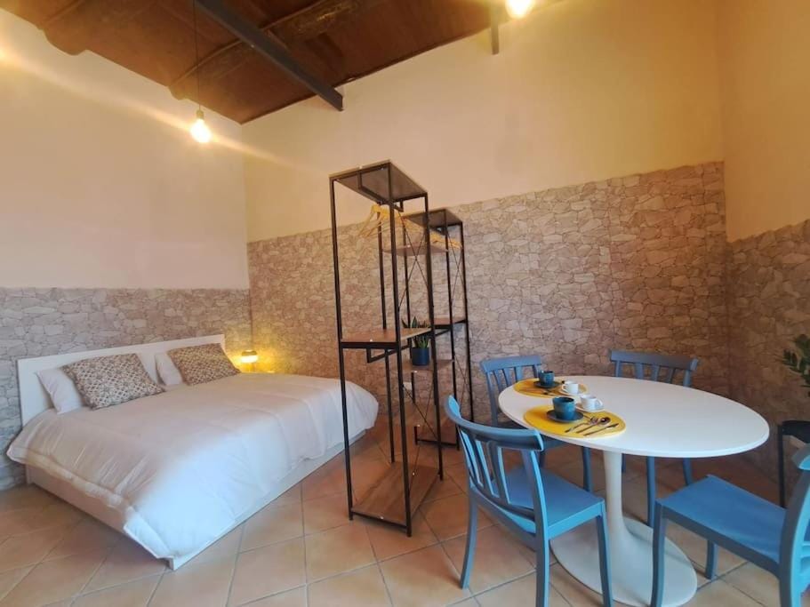 Bed, Photo of the whole room, Dining area
