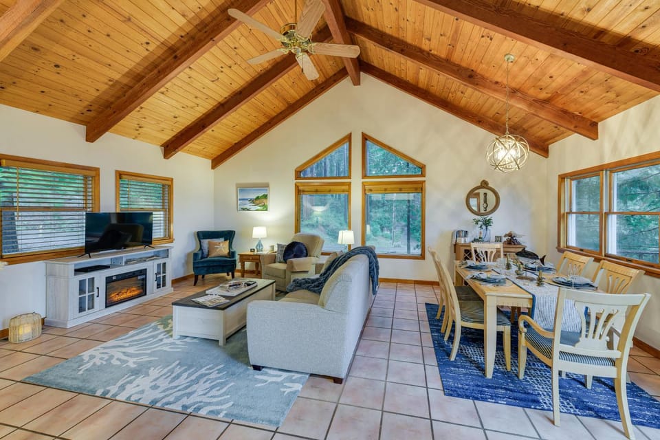 Ocean and Redwoods Views! Coastal NorCal Sanctuary House in Gualala