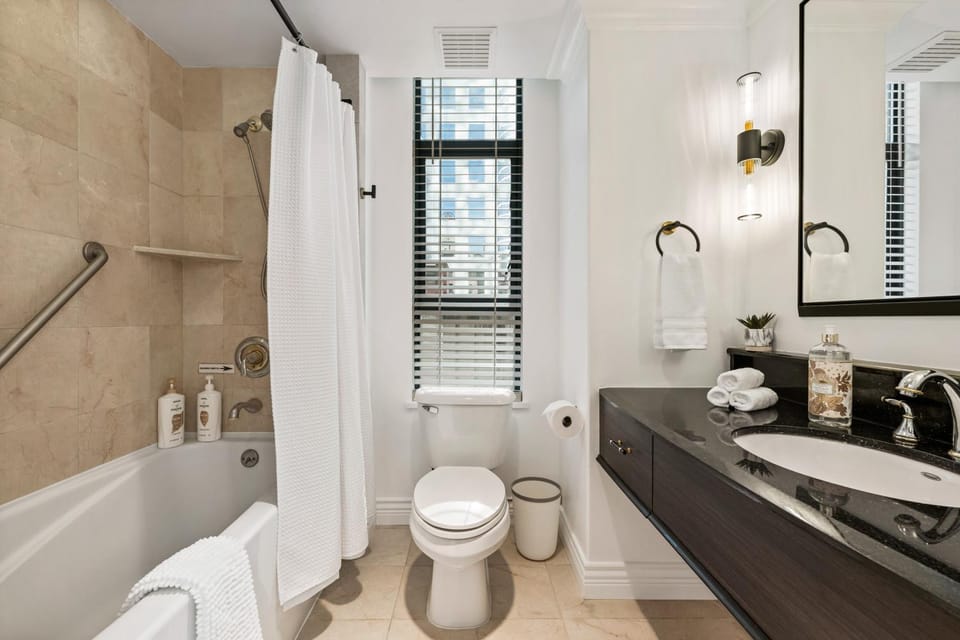 Shower, Toilet, Bathroom, Bath, towels
