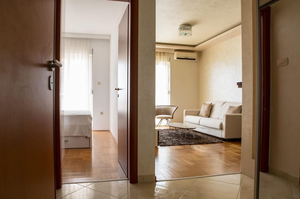 Bed, Living room, Photo of the whole room, Seating area, Bedroom, air conditioner