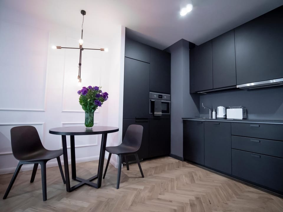Coffee/tea facilities, Kitchen or kitchenette, Dining area, minibar