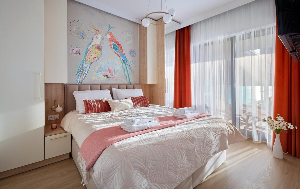 Bed, TV and multimedia, Photo of the whole room, Bedroom