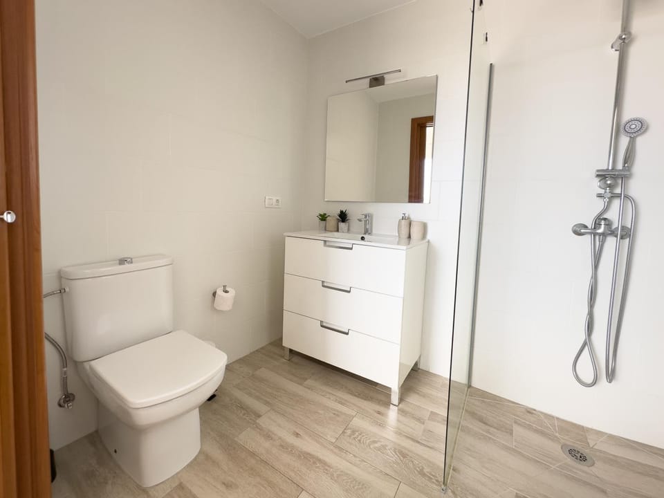 Shower, Toilet, Bathroom, towels