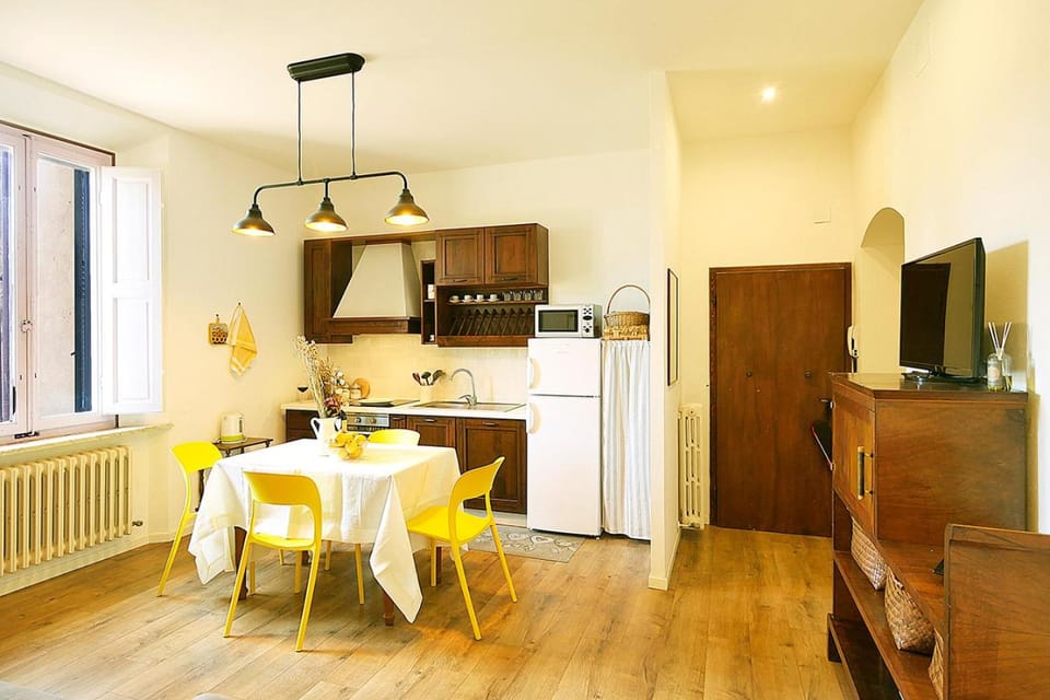 Communal lounge/ TV room, TV and multimedia, Kitchen or kitchenette, Dining area, minibar, pet friendly, stove