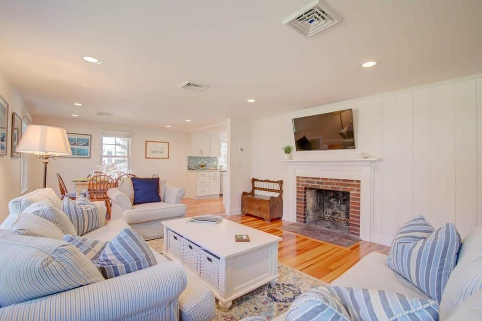 Walk to Earle Rd Beach Incredible Patio House in Harwich