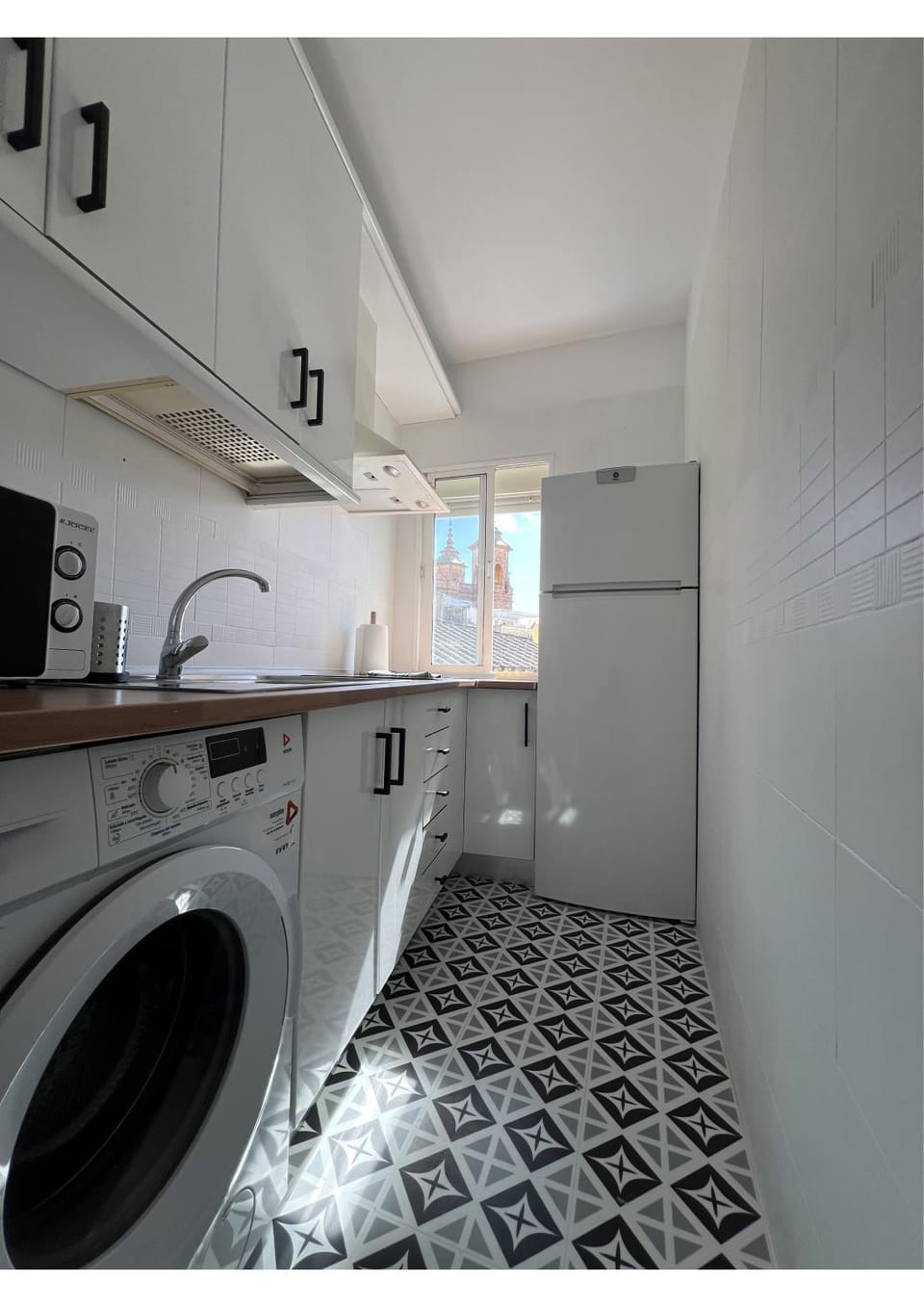 Kitchen or kitchenette, minibar, stove, washing machine