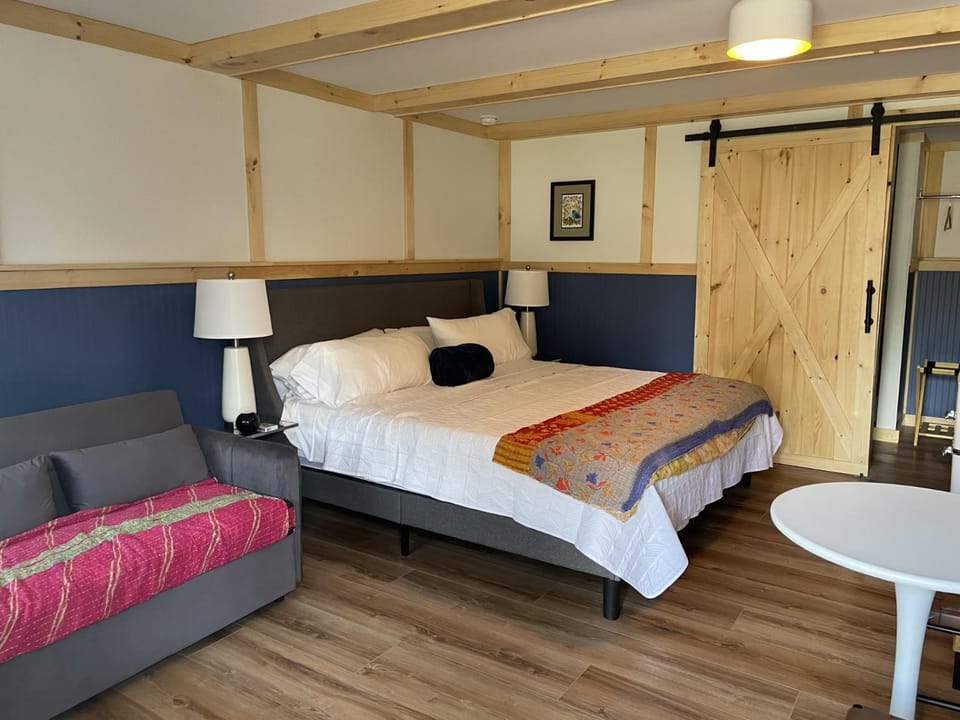 Bed, Seating area