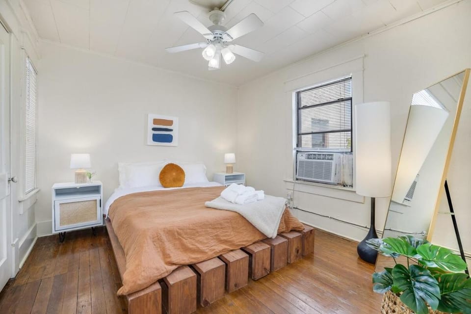 The Clementine - Monthly Rental - Walk Everywhere Apartment in Fayetteville