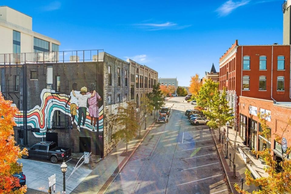 The Clementine - Monthly Rental - Walk Everywhere Apartment in Fayetteville