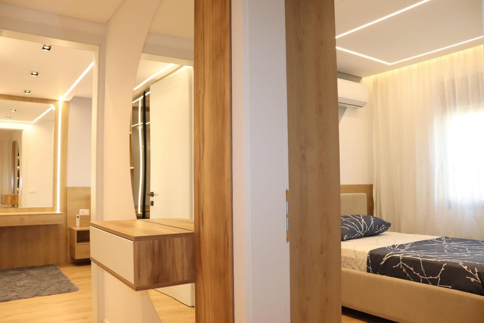 Photo of the whole room, towels, air conditioner