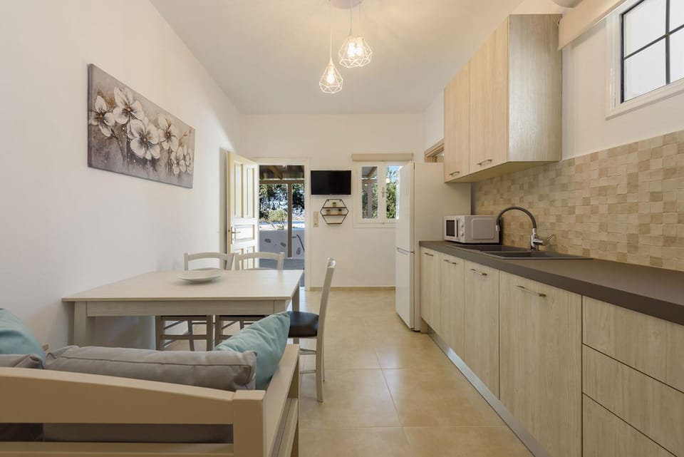 TV and multimedia, Seating area, Dining area, minibar, pet friendly, air conditioner