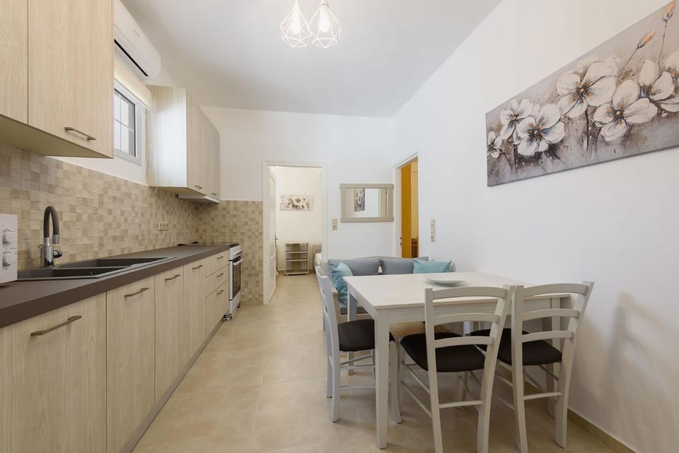 Kitchen or kitchenette, Dining area, locker, locker, minibar, pet friendly, air conditioner