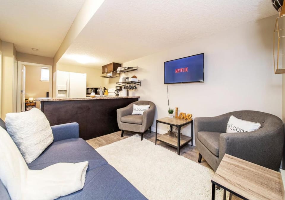 Bright Modern Suite - Netflix - WiFi - Long Stays Apartment in Edmonton