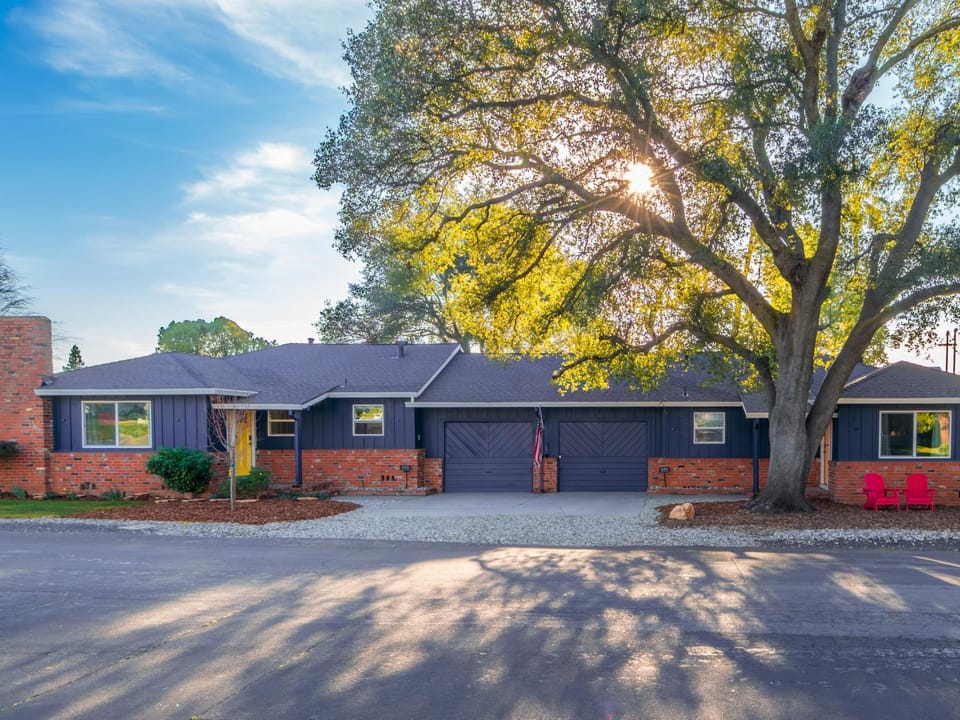 Property building, Facade/entrance, Natural landscape, Garden, Seating area, Quiet street view, Parking