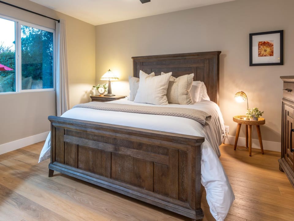 Bed, Photo of the whole room, Bedroom, Garden view