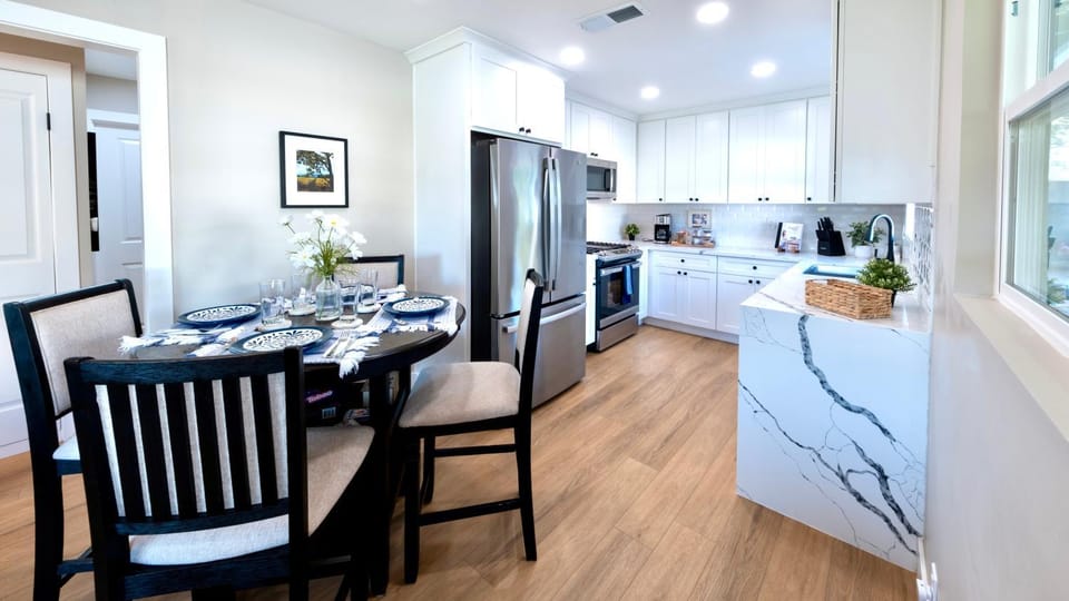 Kitchen or kitchenette, Dining area