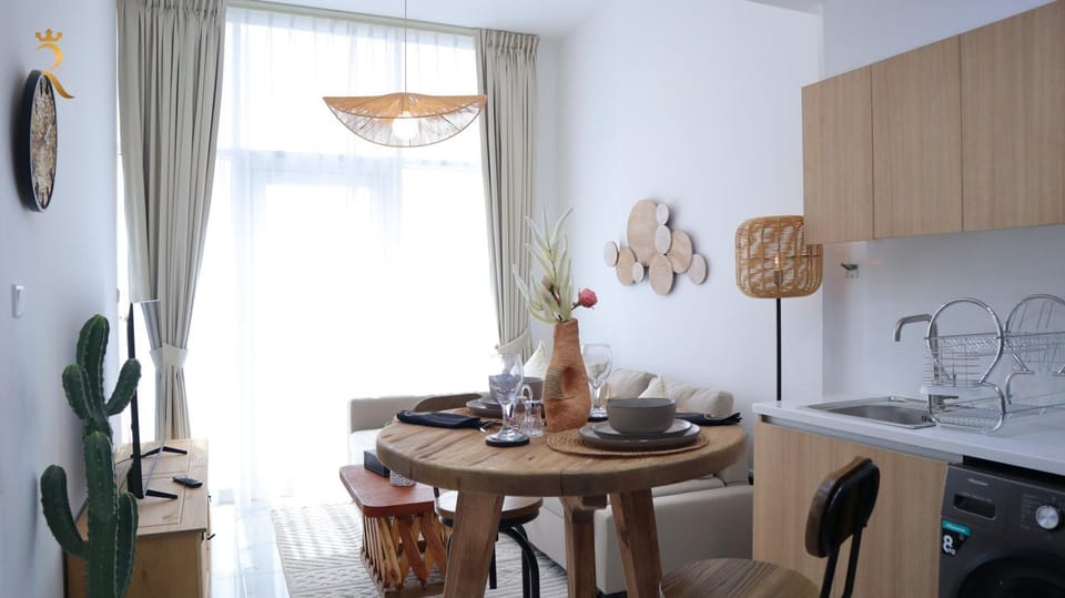 Kitchen or kitchenette, Dining area, minibar, stove