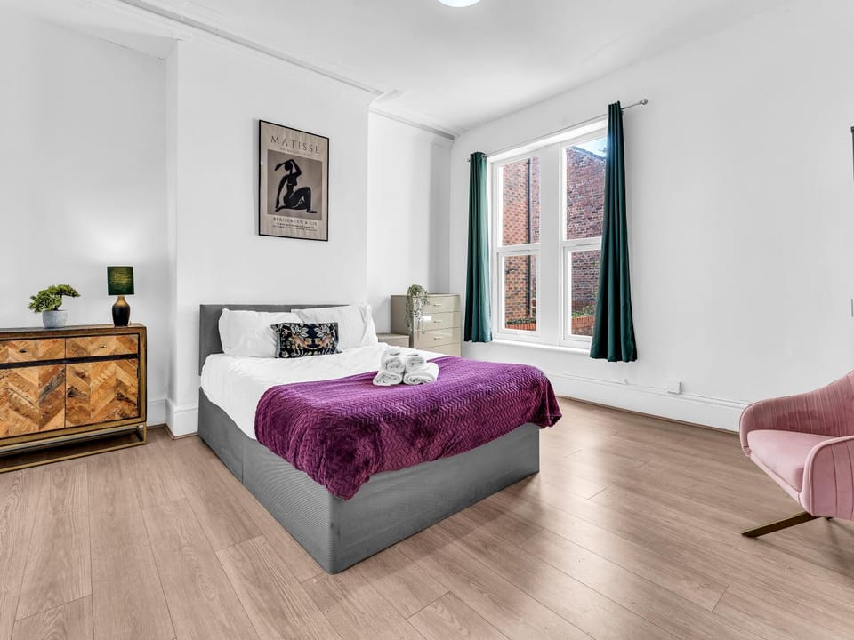 Bed, Bedroom, towels