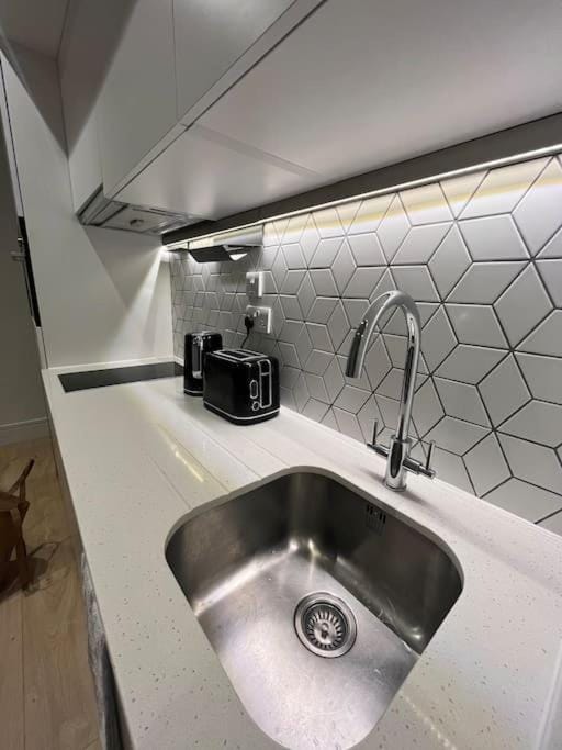 Voyager Haus Apartments, EV Charging Stations, London Heathrow Airport, LHR, Terminal 4, RE-Energise & GO Apartment in London Borough of Hounslow
