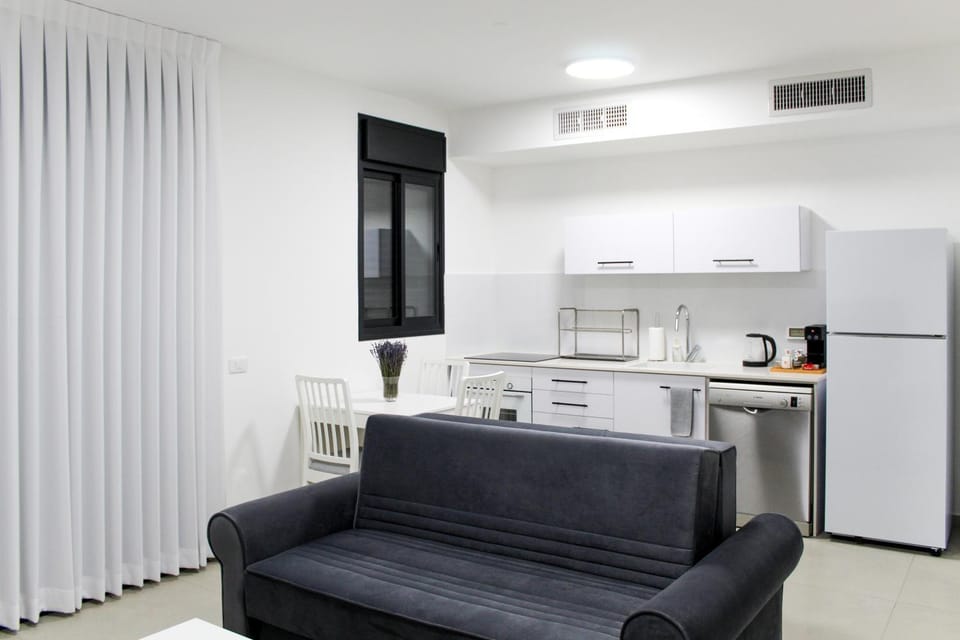 Coffee/tea facilities, Kitchen or kitchenette, Living room, Seating area, Dining area, dishwasher, minibar, oven, stove, kitchen, air conditioner