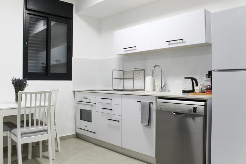 Coffee/tea facilities, Kitchen or kitchenette, Seating area, Dining area, dishwasher, minibar, oven, stove, kitchen