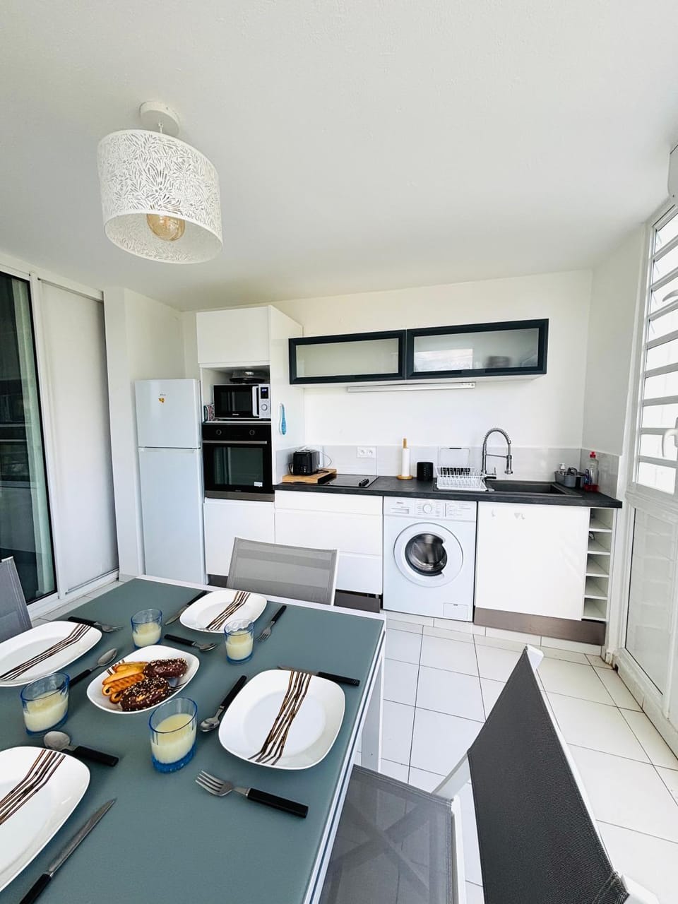 Kitchen or kitchenette, Dining area, Food, oven