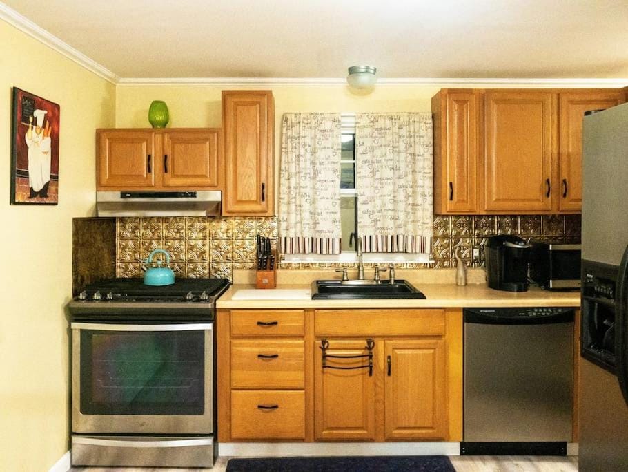 Spacious 4BR Home near Water Park, Pond & Beaches House in Buzzards Bay