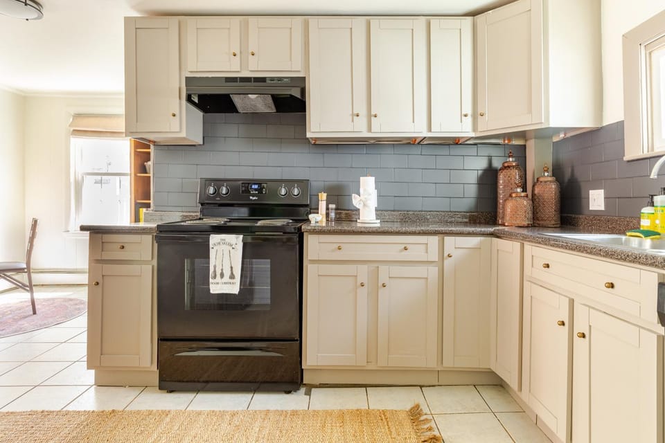 Kitchen or kitchenette, oven, stove