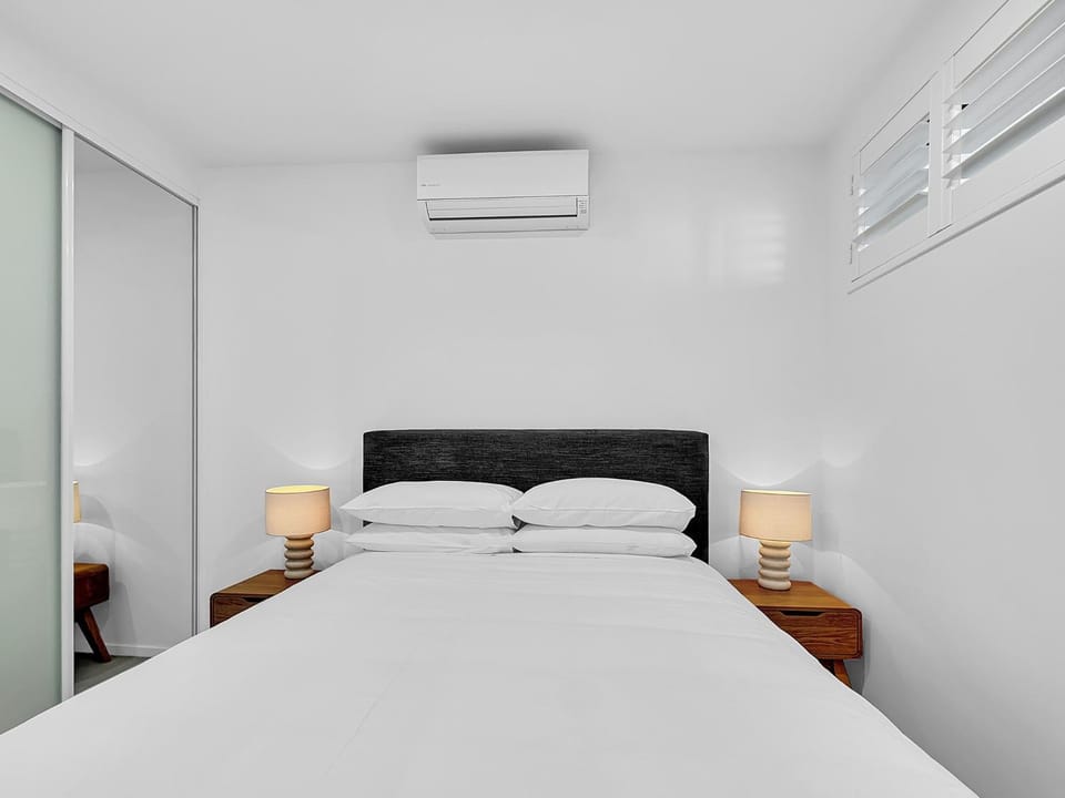 Modern 1-Bedroom Apt with Sweeping Water Views Apartment in Batemans Bay