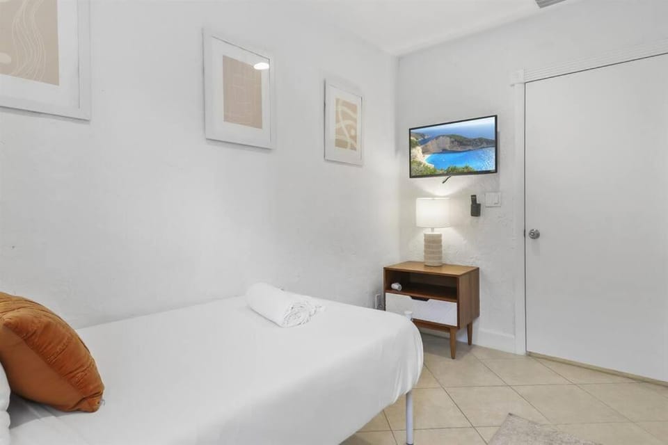 Palm Wave Says - Quiet House in Best Area Apartment in West Palm Beach