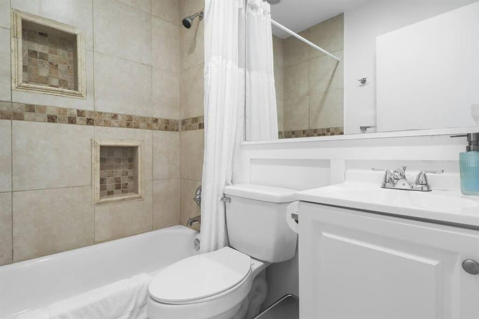 Palm Wave Says - Quiet House in Best Area Apartment in West Palm Beach