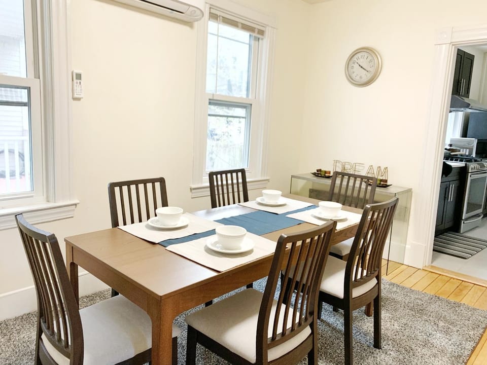 Living room, Seating area, Dining area, air conditioner
