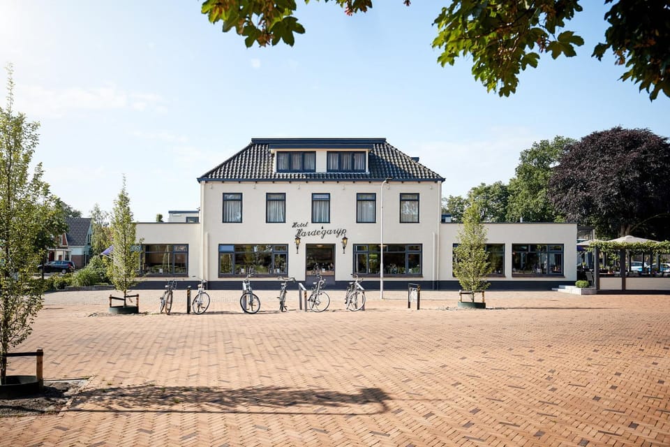 Property building, Facade/entrance, Food and drinks, Lunch, Dinner, Location